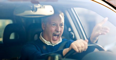 "Road rage" po polsku. Kierowca zwrócił uwagę drugiemu, ten dotkliwie go pobił