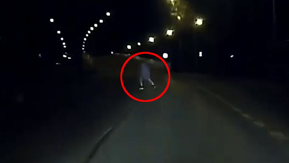 Mężczyzna pojawił się na drodze tuż przed nadjeżdżającym pojazdem