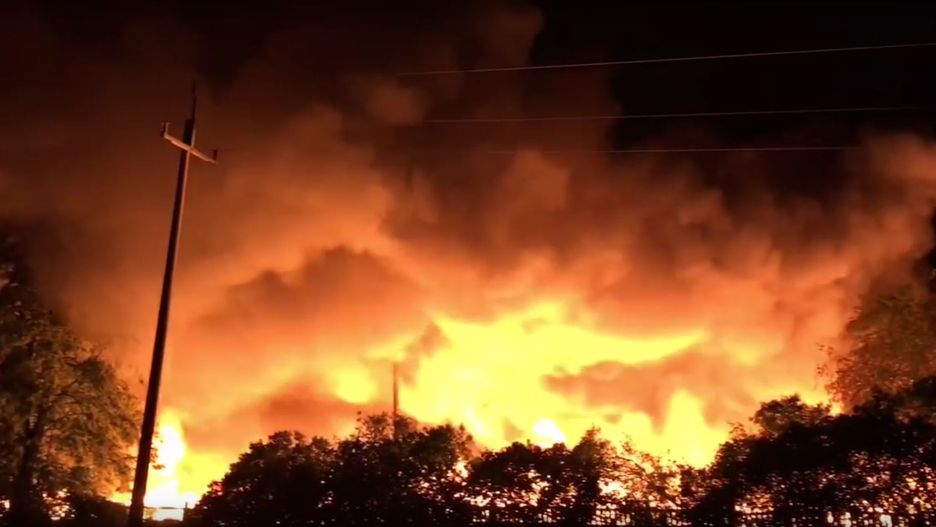 Z pożarem walczy 19 zastępów straży i 49 strażaków