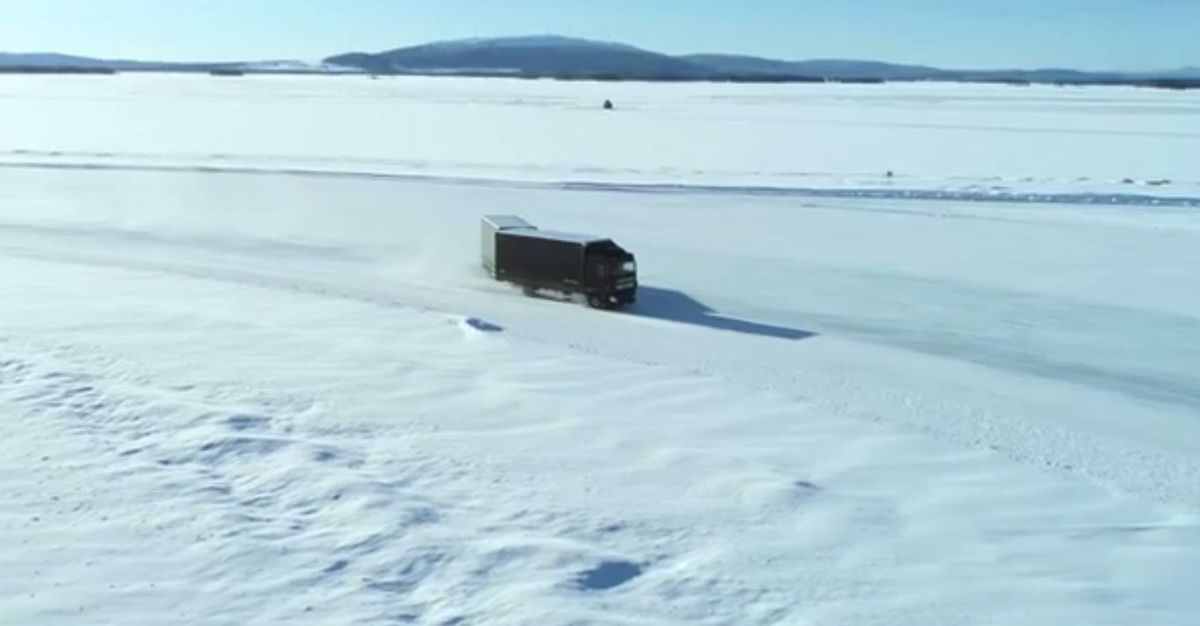 Polka driftuje ciężarówką po zamarzniętym jeziorze – wideo 