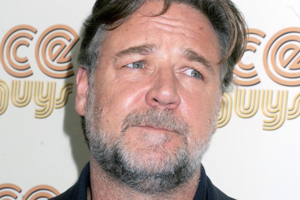 Russell Crowe w nowym serialu HBO. Jak wygląda aktor w "Na cały głos"?