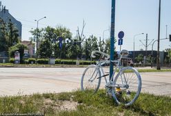 Wrocław: w miejscu tragicznego wypadku pojawił się biały rower i znicze. Pod kołami autokaru zginęła tam rowerzystka