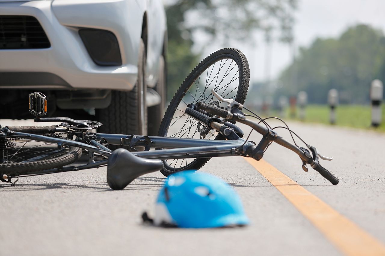 Kompletnie pijany rowerzysta doznał podwójnego wypadku. Miał 4 promile