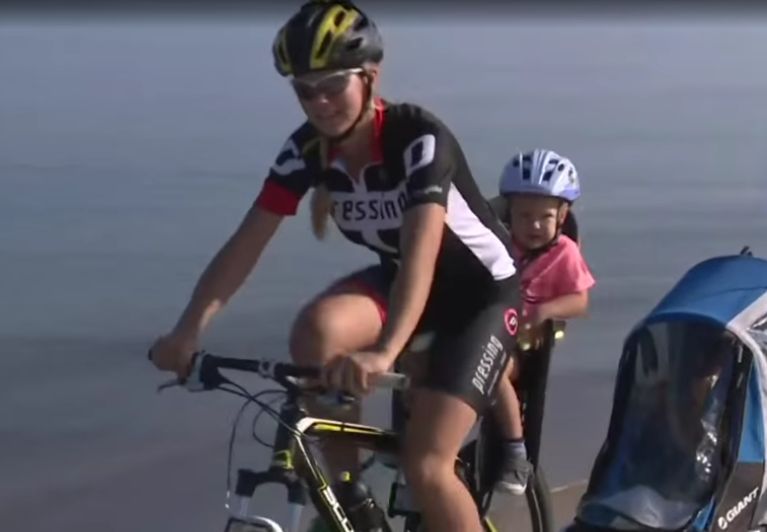Samotna matka rusza na rowerową wycieczkę z 3-letnim synkiem