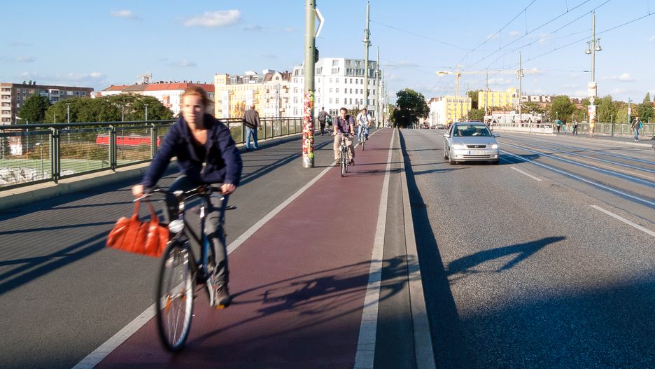 Rowerzyści często muszą uważać na ludzi wchodzących na ścieżkę rowerową
