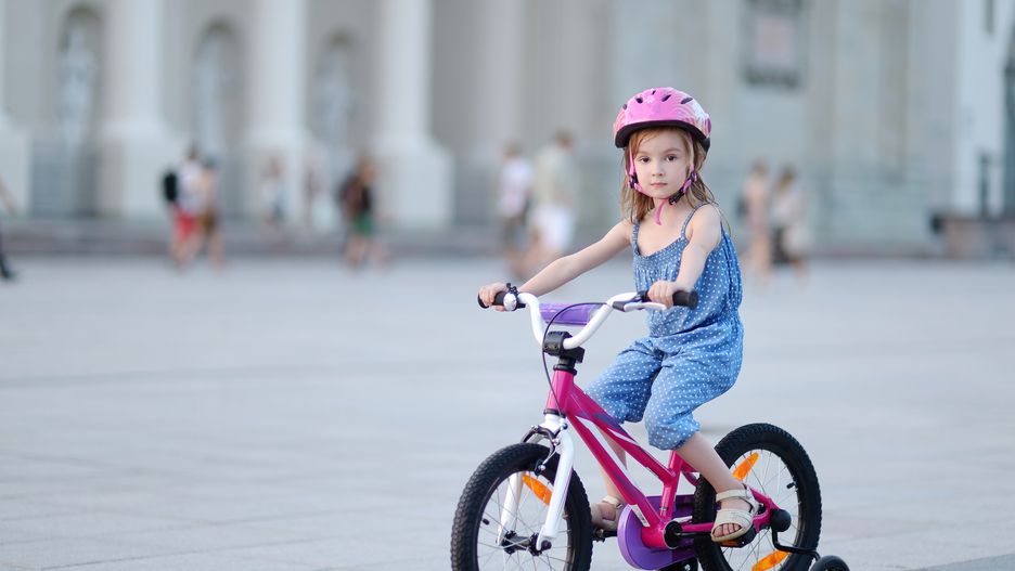 Zapewniający bezpieczeństwo kask to obowiązkowy dodatek do pierwszego roweru