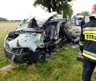 Groźny wypadek. Renault master wjechało w naczepę ciężarówki