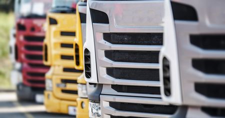 Polski kierowca cały we krwi na niemieckim parkingu. Pijany rodak przejechał mu po nogach