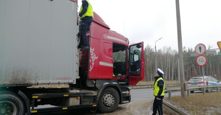 Drogówka kontroluje samochody ciężarowe. Sprawdzają, czy nie zalega lód