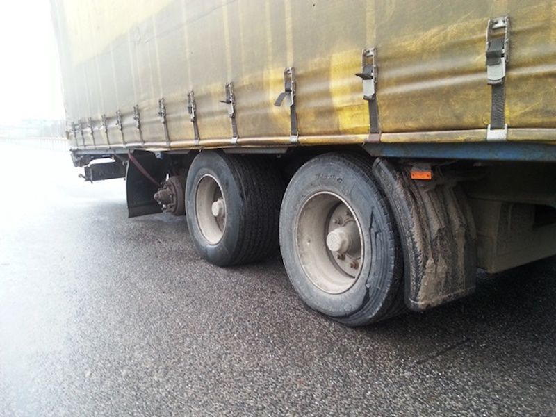Inspektorzy ukarali kierowcę ciężarówki. Wiózł 24 tony nawozów, choć nie miał koła