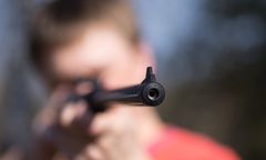 Strzelał do okien, bo mu się nudziło. Zostawił 41 śladów