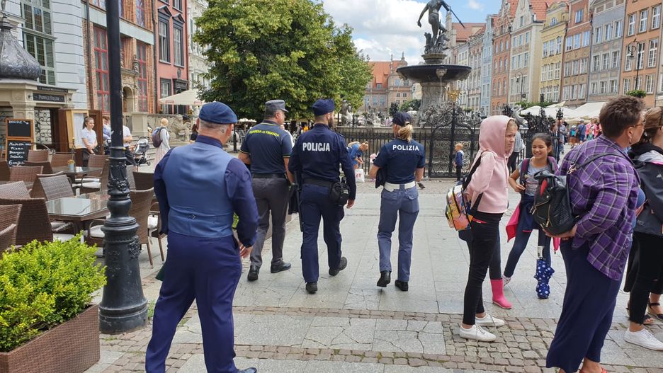 Gdańsk. Polsko-włoski patrol na ulicach gdańskiego Starego Miasta