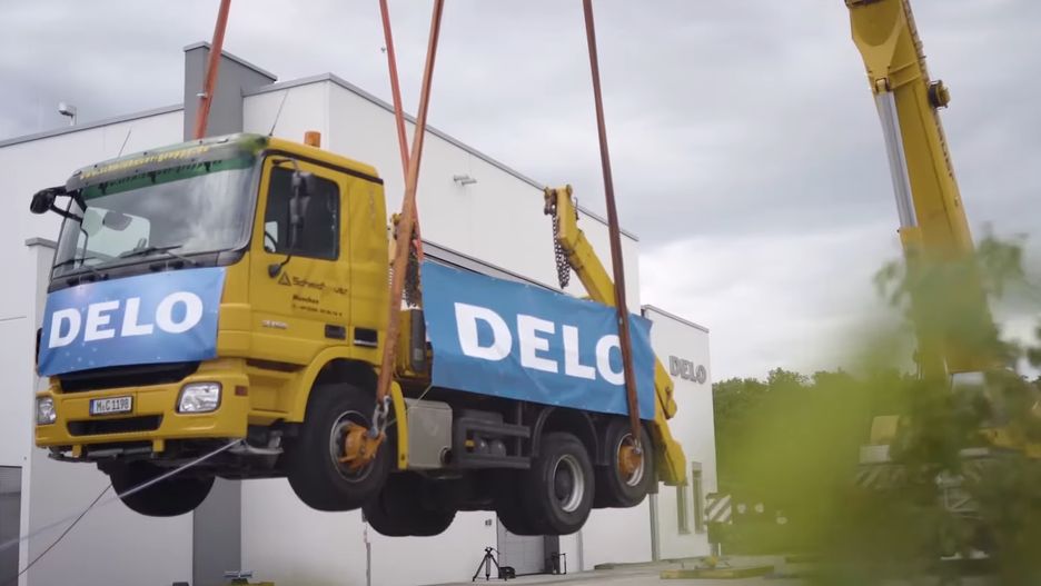 Super-klej Delo uniósł 17,5 tonową ciężarówkę metr nad ziemię pobijając rekord Guinnessa