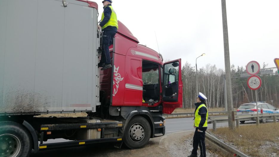 Policjanci sprawdzają, czy na samochodach nie zalega śnieg