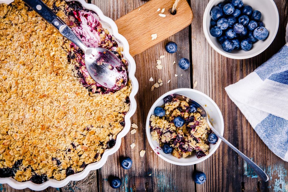 Crumble. Błyskawiczny deser z owocami i słodką kruszonką