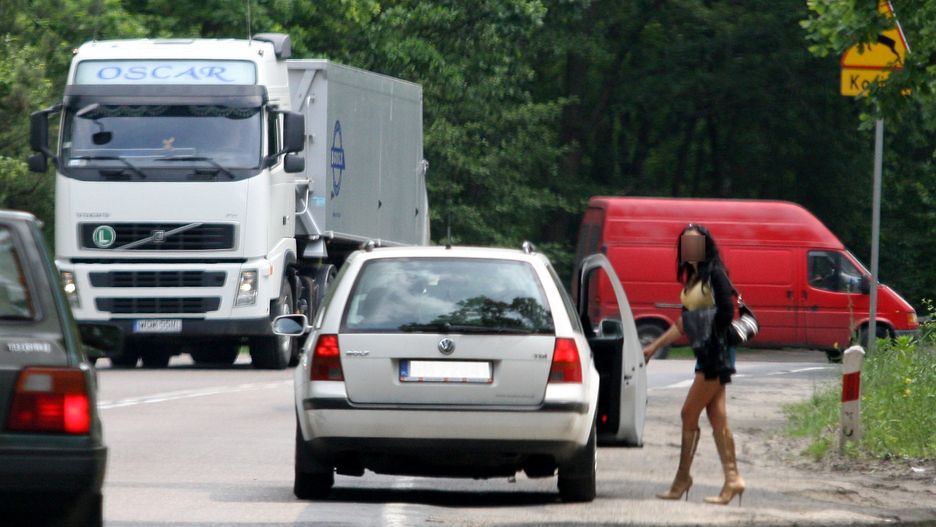 Stojące przy drogach kobiety są często zmuszane do świadczenia usług seksualnych za pieniądze