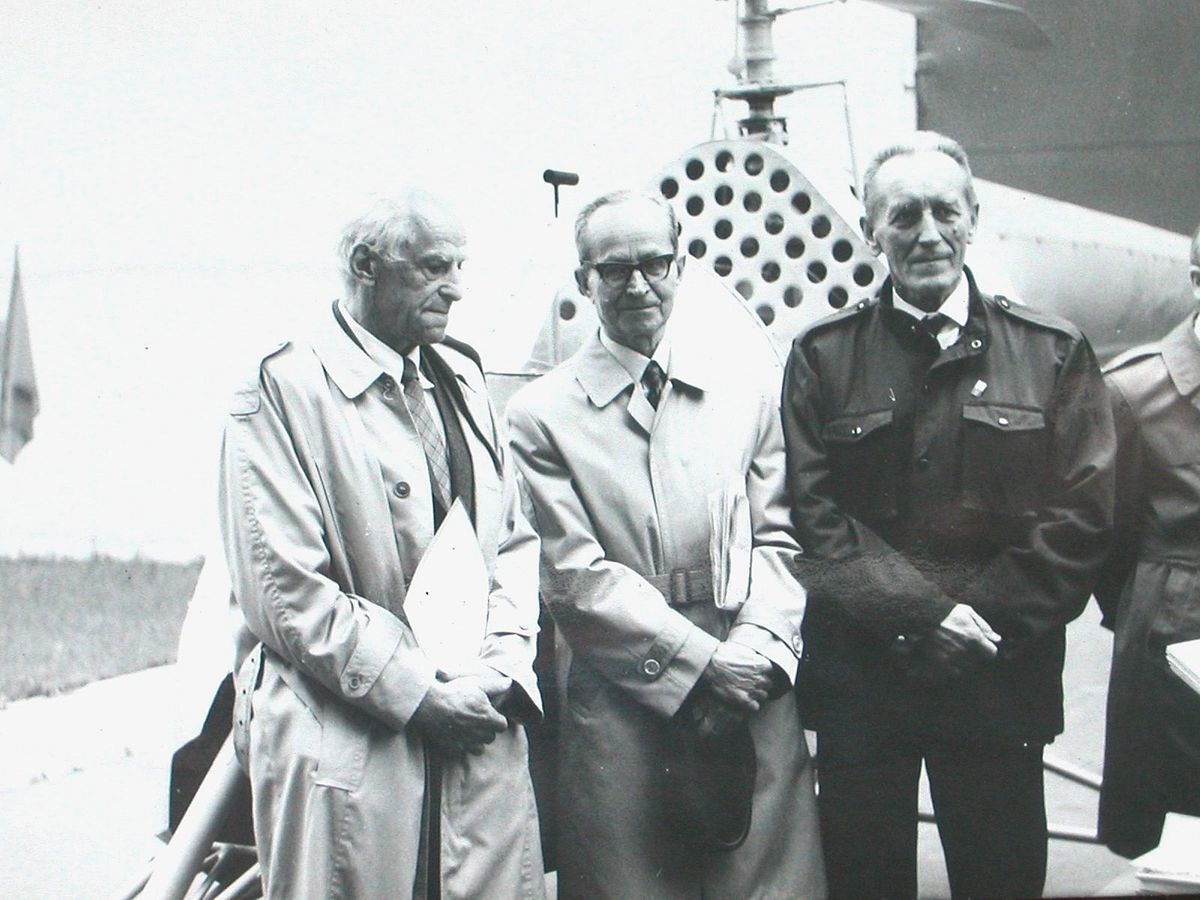 Bronisław Żurakowski (w środku), w towarzystwie pilotów doświadczalnych Wiktora Pełki i Ryszarda Witkowskiego 