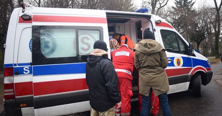 Wycieńczone małżeństwo znalezione na podłodze własnego mieszkania