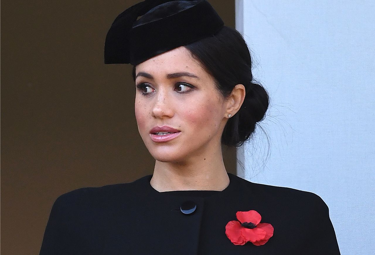 Na najnowszym zdjęciu Windsorów Meghan odstaje od reszty. Ekspertka od mowy ciała zabrała głos