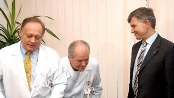 (Od lewej) prof. Jerzy Walecki, ordynator Ryszard Golnik oraz dr Marek Durlik podczas konferencji nt. stanu zdrowia premiera