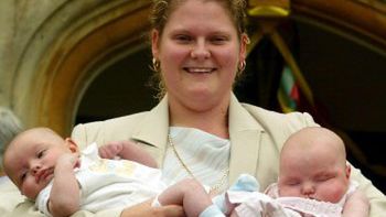 Louise Brown trzyma Henrego (L) i Antonię Veary z Rutlandt w Bourn Hall, w klinice położniczej założonej przez lekarzy, którzy podarowali jej życie