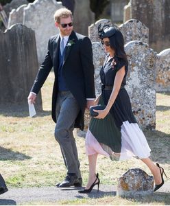 Meghan i Harry na ślubie przyjaciół. Księżna miała na sobie sukienkę z sieciówki