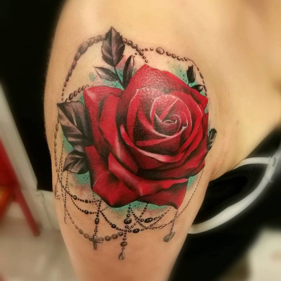 Czerwona róża w tatuażu symbolizuje romantyczną miłość. 