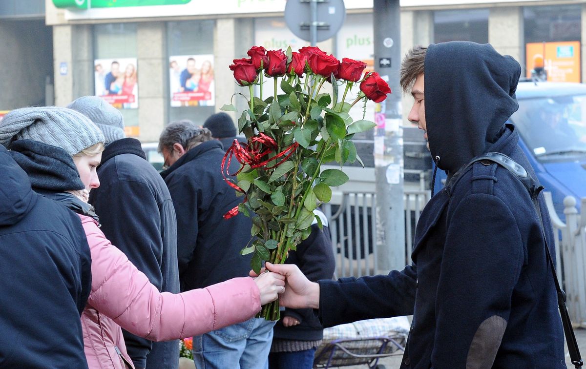 Kwiaty na wynajem w Walentynki. Za 40 zł zrobisz sobie zdjęcie z wielkim bukietem