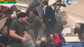 Panika po eksplozji bomby pod trybuną