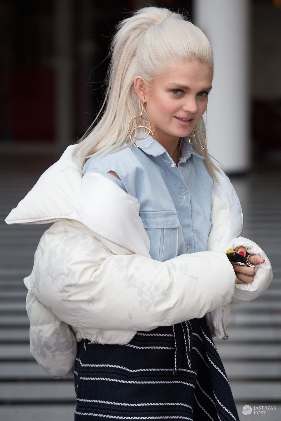 Margaret w białej kurtce i siwych włosach