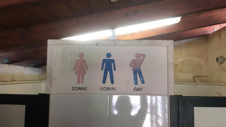 Obrazki nad drzwiami włoskiego hotelu wielu oburzają