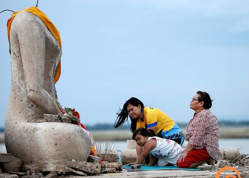 Susza odsłoniła świątynię. Tajowie modlą się do zatopionego posągu Buddy