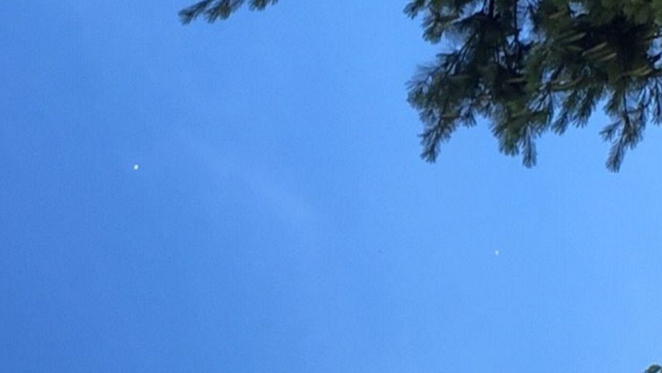 Pracownik stacji KMBC uspokaja na swoim Twitterze, że mogą to być balony DAPRA