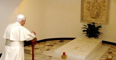 Benedykt XVI modlił się przy grobie Jana Pawła II