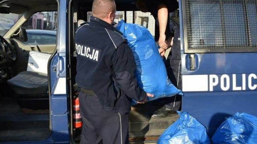 Funkcjonariusze przewieźli zarekwirowany towar do policyjnego depozytu