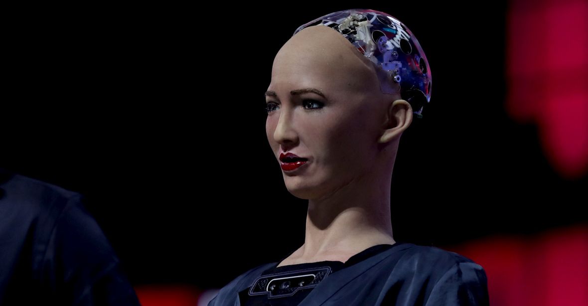 Robot Sophia, stworzony przez Hanson Robotics, przemawia na konferencjach naukowych, wprawiając w zdumienie widzów 