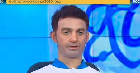Rosyjski robot-prezenter, który wygląda jak pijak. Czy to kolejna fałszywka?