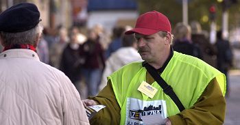 Bezrobotni sprzedają "Gazetę Uliczną"