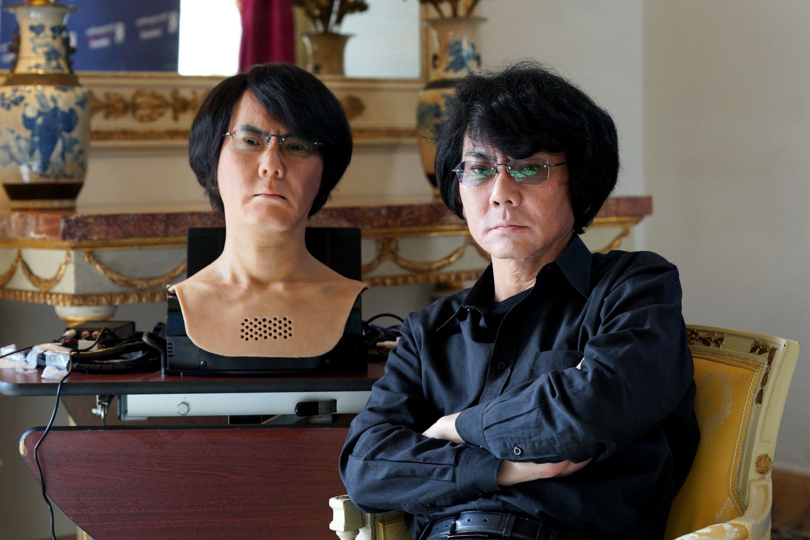 Hiroshi Ishigaro, naukowiec z Uniwersytetu w Osace i stworzony przez niego robot z kopią jego twarzy. Macie szanse mieć podobnego klona i jeszcze na tym zarobić.