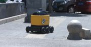 Małe żółte roboty. W Chinach tak się dostarcza przesyłki