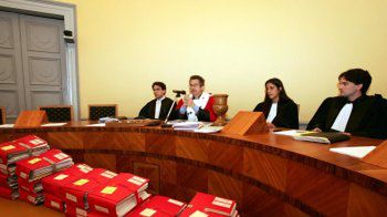 Zespół sędziowski czeka na wprowadzenie oskarżonych