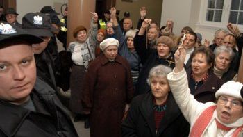 Przeciwnicy Nieznalskiej w sądzie