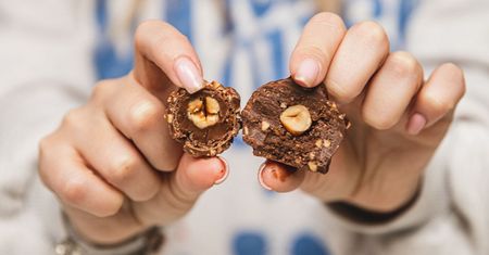 Przepis na Fererro Rocher. Kultowe pralinki przygotujesz w swoim domu