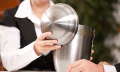 Rozsypywanie prochów zmarłych będzie legalne? GIS chce pójść na rękę Polakom