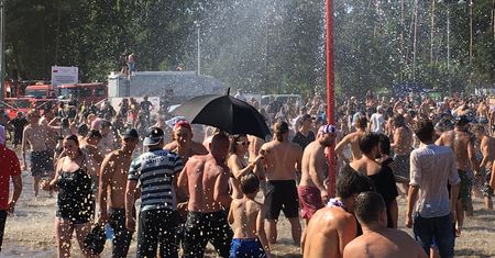 Tak bawią się w upale uczestnicy Pol'and'Rock