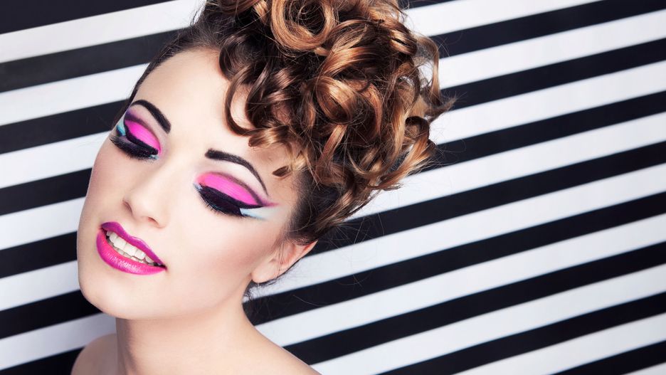Intensywne odcienie pasteli są charakterystyczne dla glam rockowego makijażu
