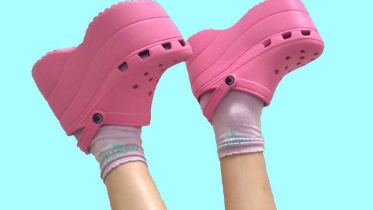 Miłośników mody do crocsów Balenciagi nie zraziła nawet wysoka, niemal 20-centymetrowa podeszwa.