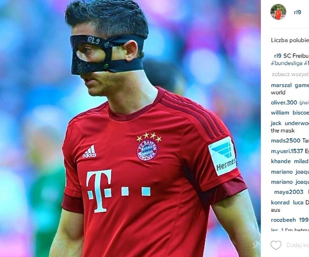 Robert Lewandowski w masce podczas meczu