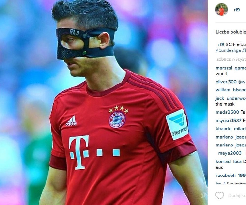 Robert Lewandowski w masce podczas meczu

Fot. Instagram.com