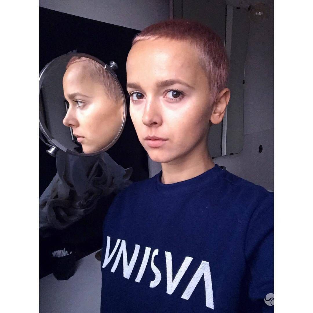 Monika Brodka w różowych włosach